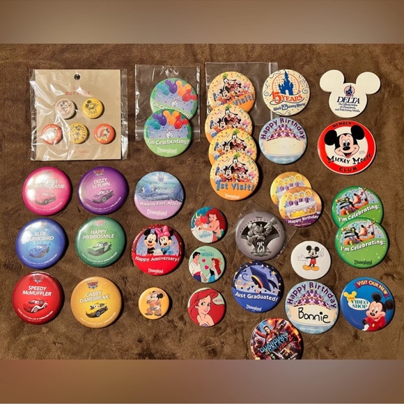 Pins/lanyards/ect - Picture 5 of 9